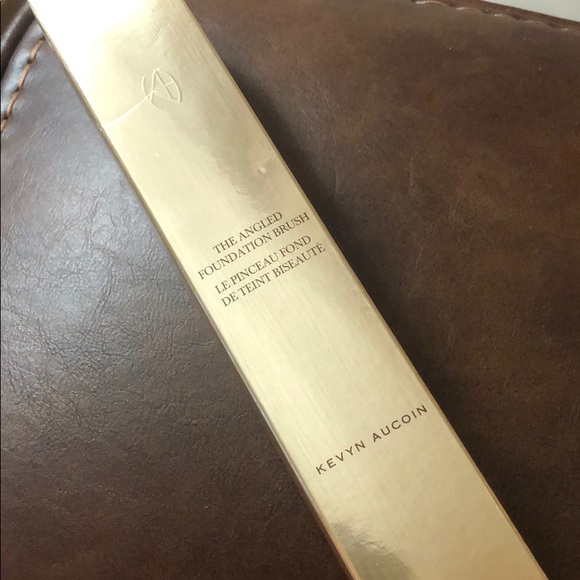 Kevyn Aucoin The Angled Foundation Brush - Picture 2 of 3